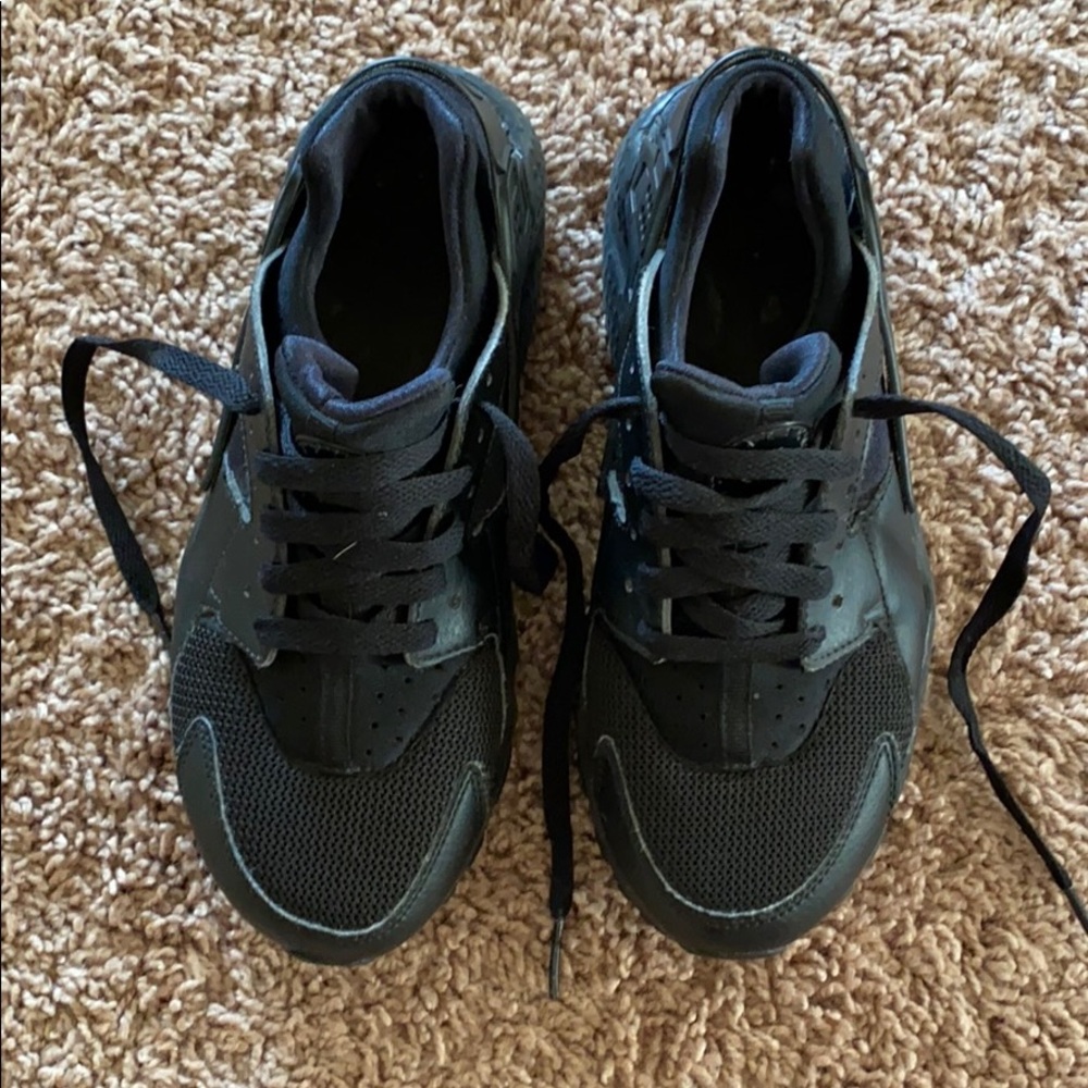 Nike Black Huaraches
